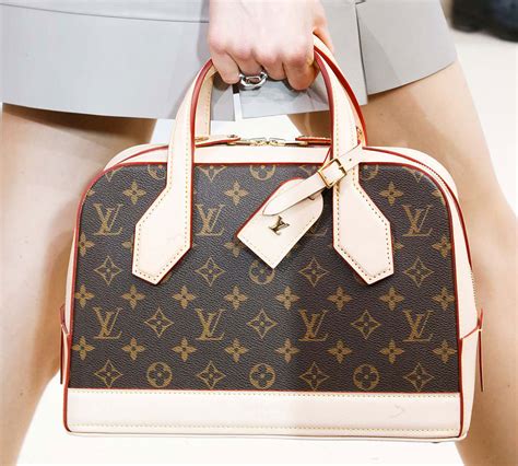 does stuff fall out of the louis vuitton favorite bag